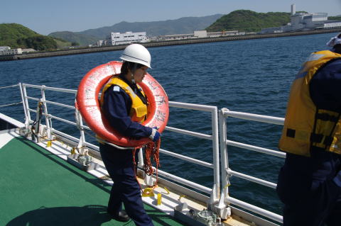 船上で警戒する巡視船でじま乗組員